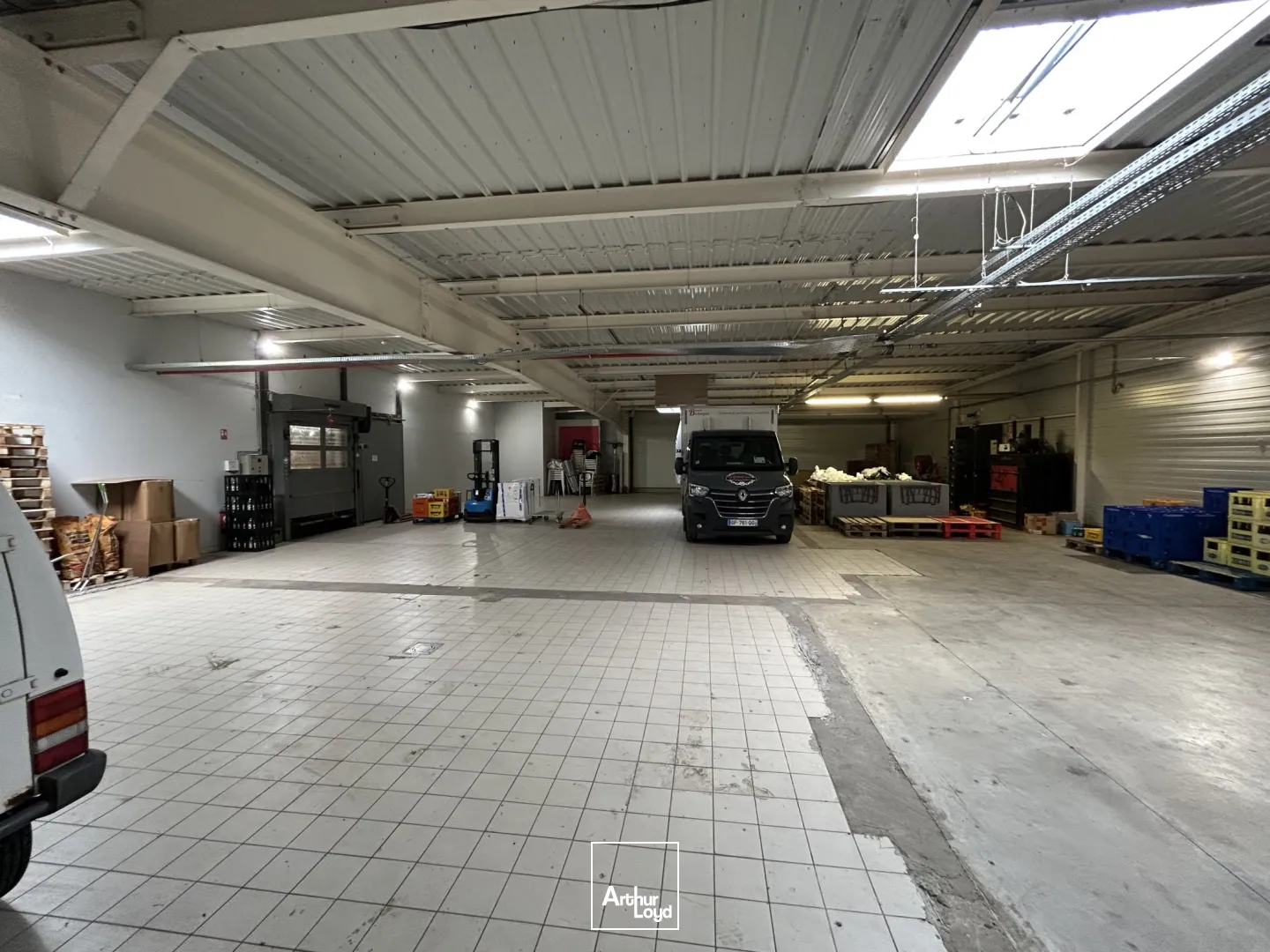 EXCLUSIVITÉ ARTHUR LOYD - LOCAL COMMERCIAL INDÉPENDANT À LOUER / 1&nbsp;235m2 env et 83 places de parkings VLDisponible à la location 