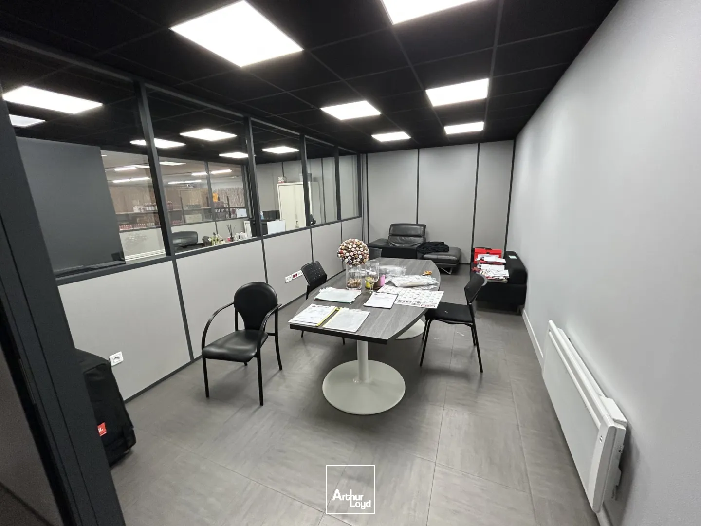 EXCLUSIVITÉ ARTHUR LOYD - LOCAL COMMERCIAL INDÉPENDANT À LOUER / 1&nbsp;235m2 env et 83 places de parkings VLDisponible à la location 