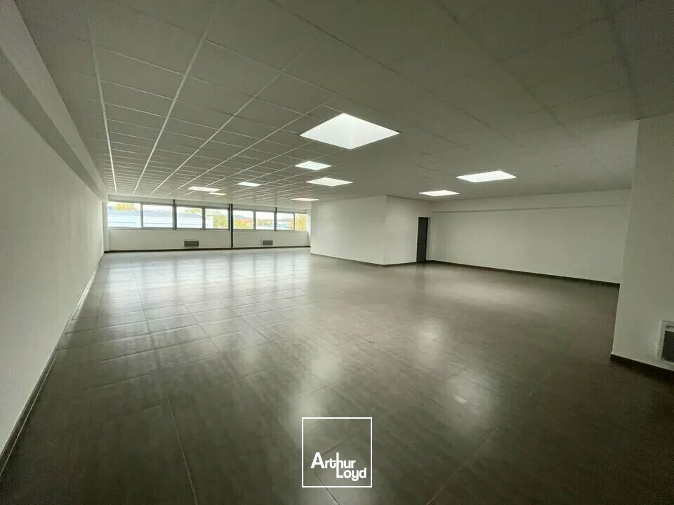 BUREAUX à LOUER de 660.89 m²