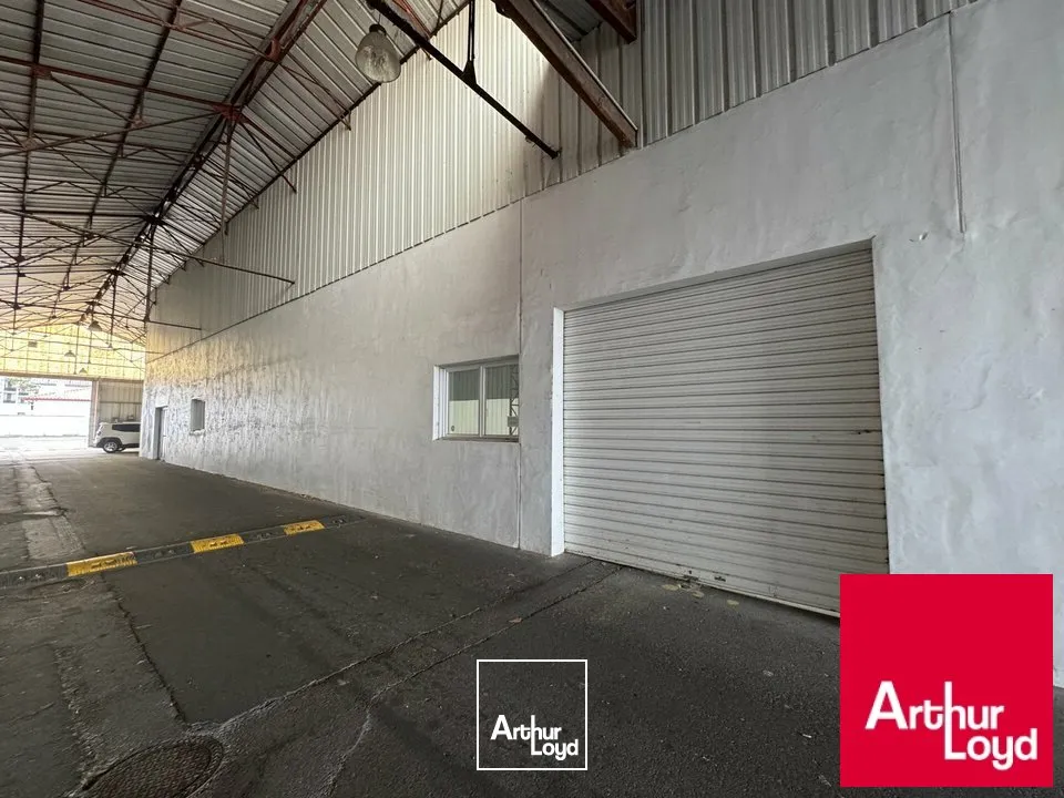 ANGLET, A LOUER, au sein d'une zone commerciale et d'activités, local de 310 m²