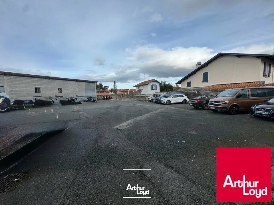 ANGLET, A LOUER, au sein d'une zone commerciale et d'activités, local de 310 m²