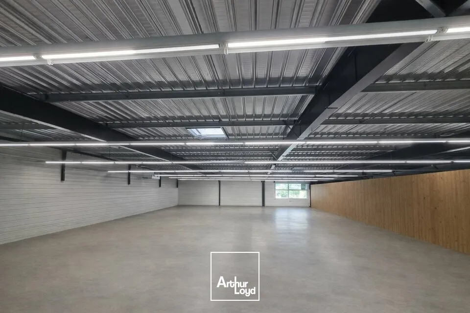 Local commercial Azay Le Brule 1300 m2