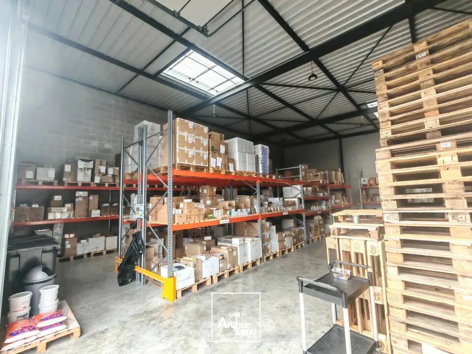 A Louer - Local d'activité de 258m2 avec bureaux secteur ZAC LA HUSSELLE
