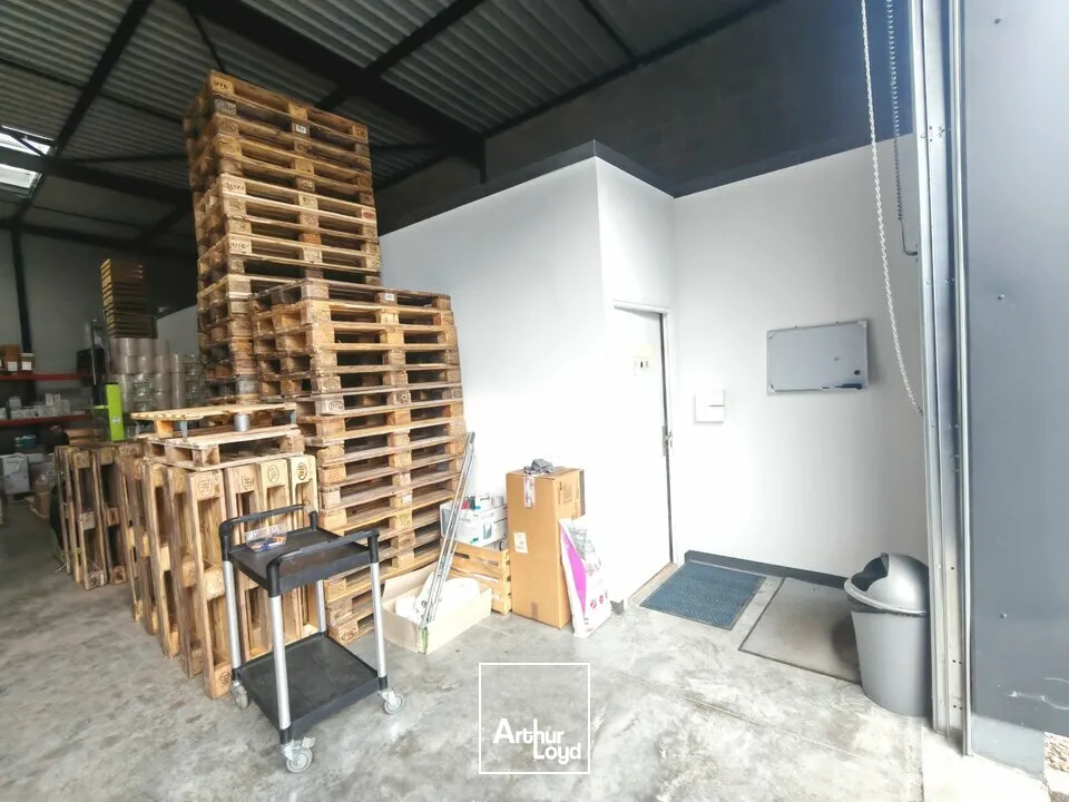 A Louer - Local d'activité de 258m2 avec bureaux secteur ZAC LA HUSSELLE