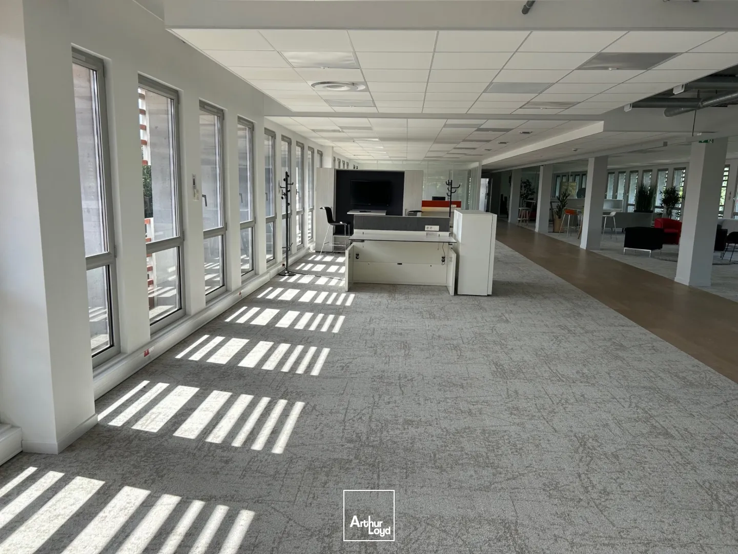 Bâtiment Indépendant 7&nbsp;800 m2 Parkings Sous-sol et Aériens - Villeneuve d'Ascq