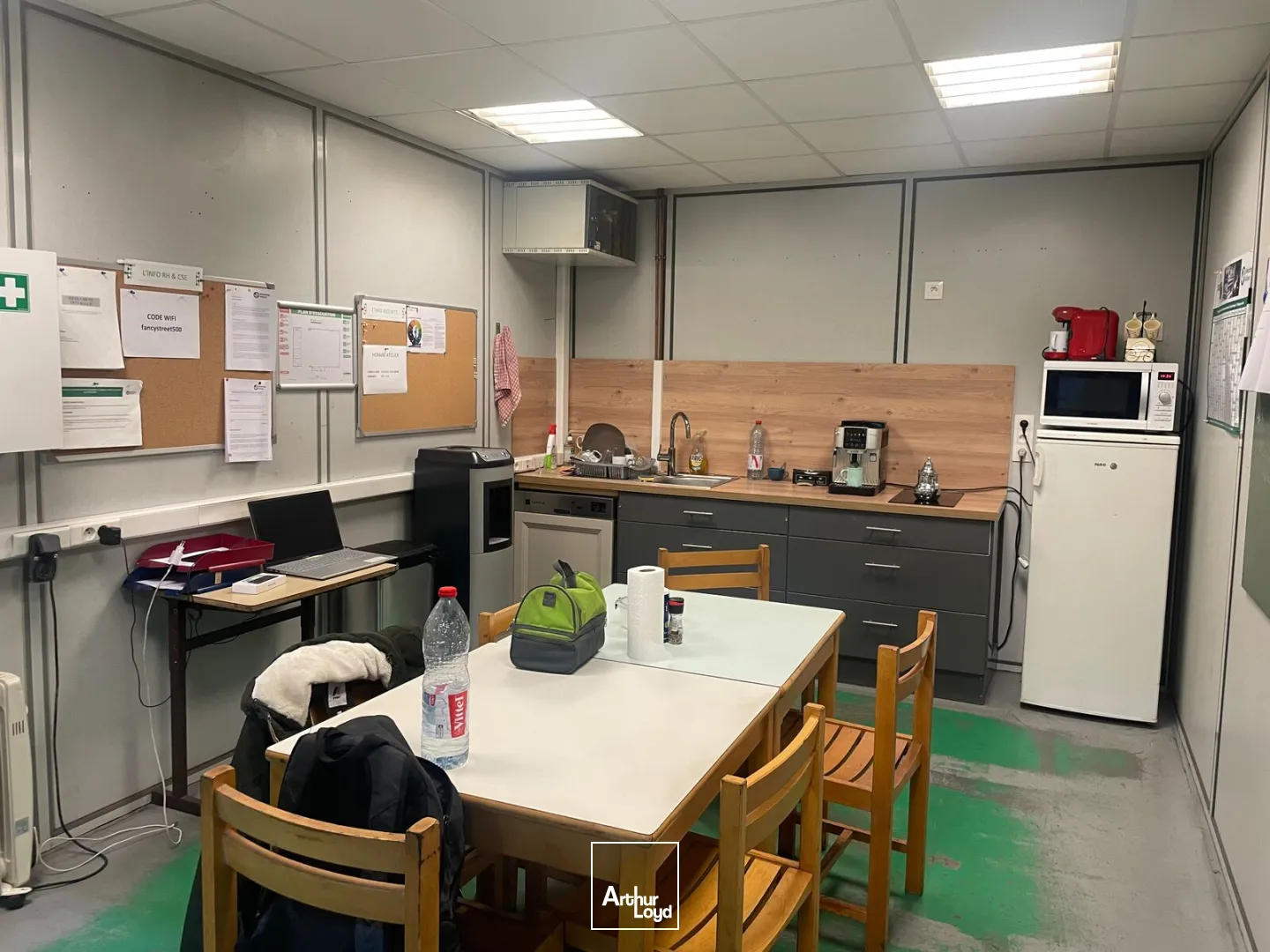 ENTREPÔT A LOUER AVEC PONT ROULANT ET GRANDE HAUTEUR 