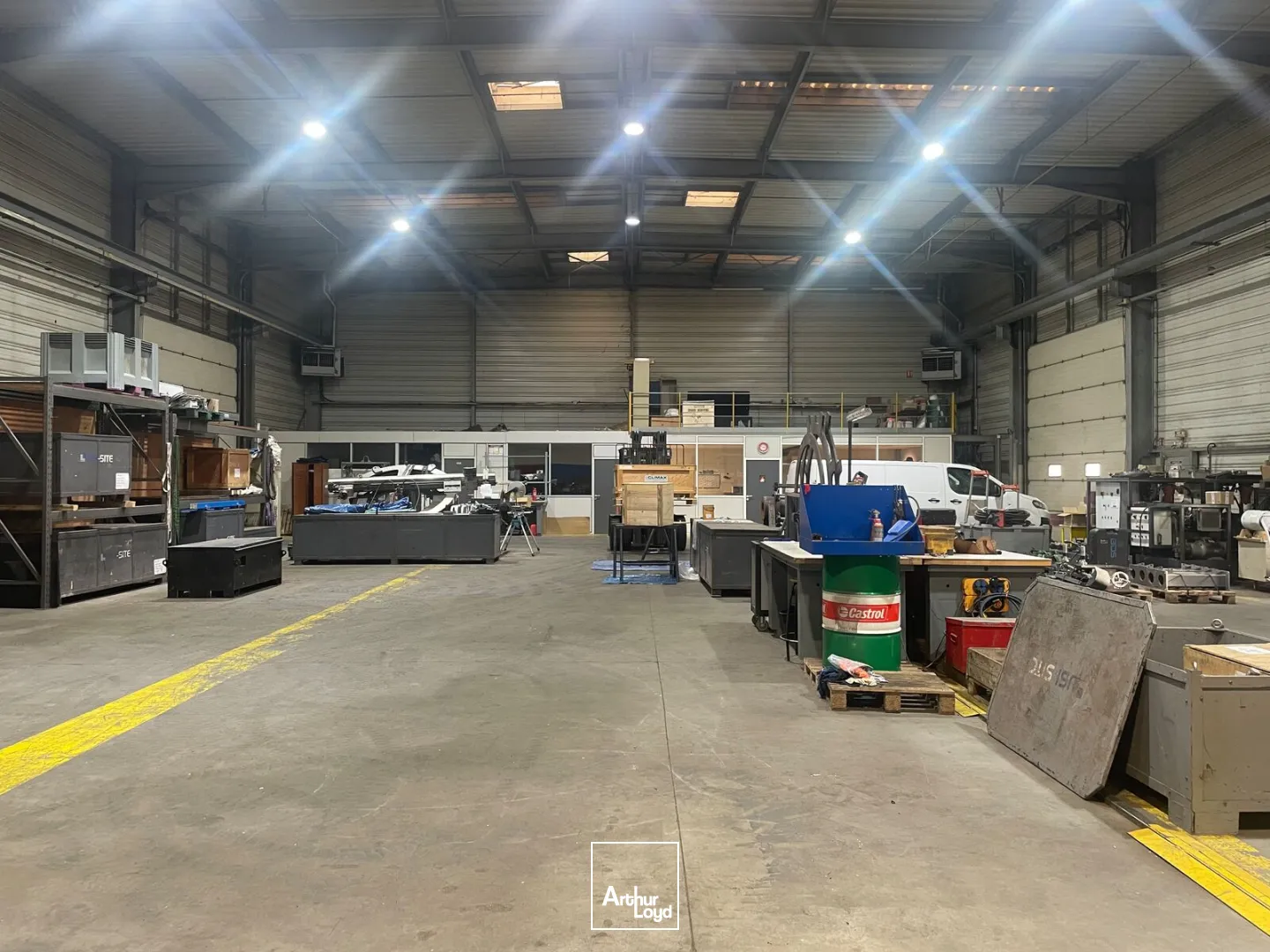 ENTREPÔT A LOUER AVEC PONT ROULANT ET GRANDE HAUTEUR 