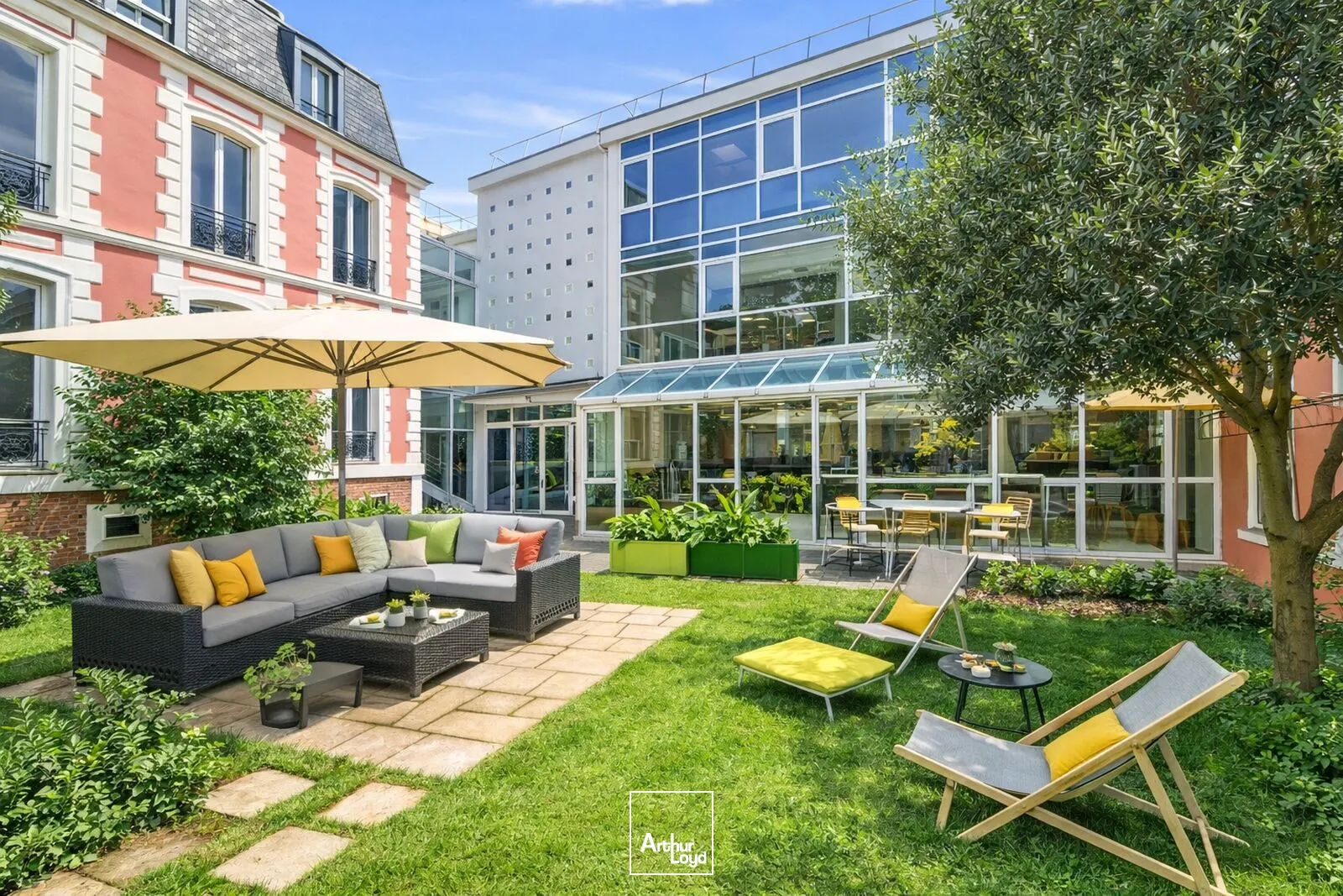 Immeuble exceptionnel de bureaux à acquérir à St Cloud, jardins et terrasses privatifs - Rare sur le secteur