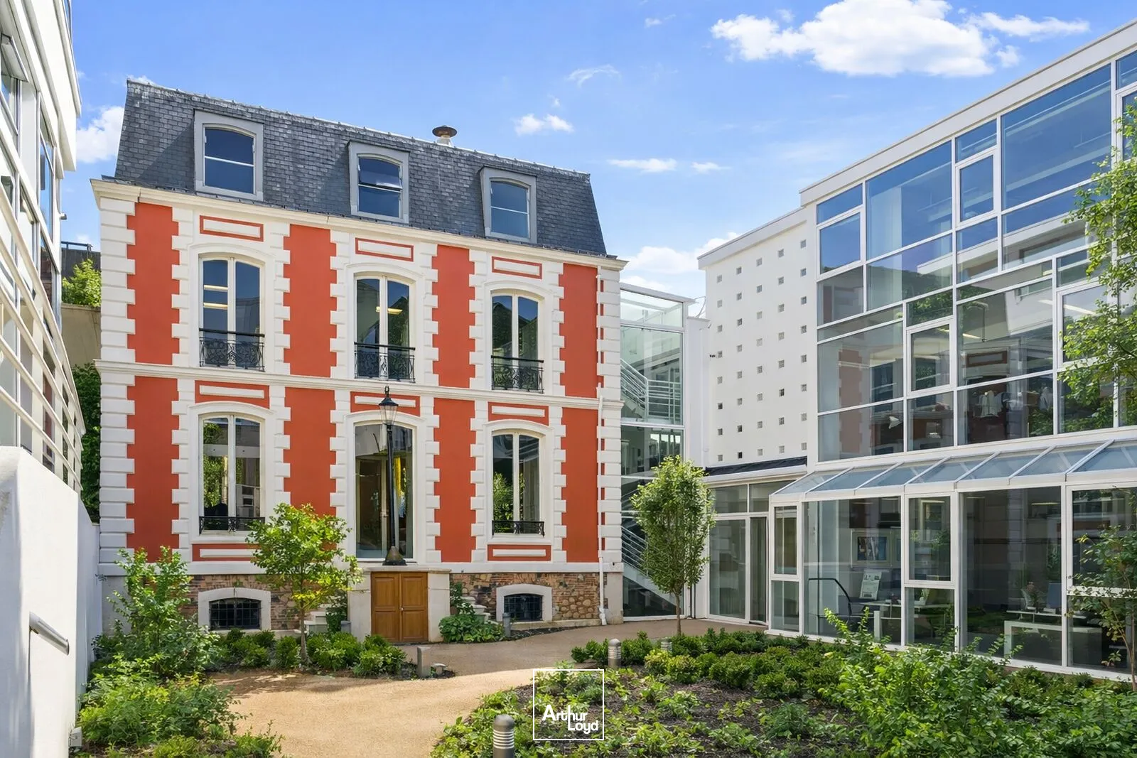 Immeuble exceptionnel de bureaux à acquérir à St Cloud, jardins et terrasses privatifs - Rare sur le secteur