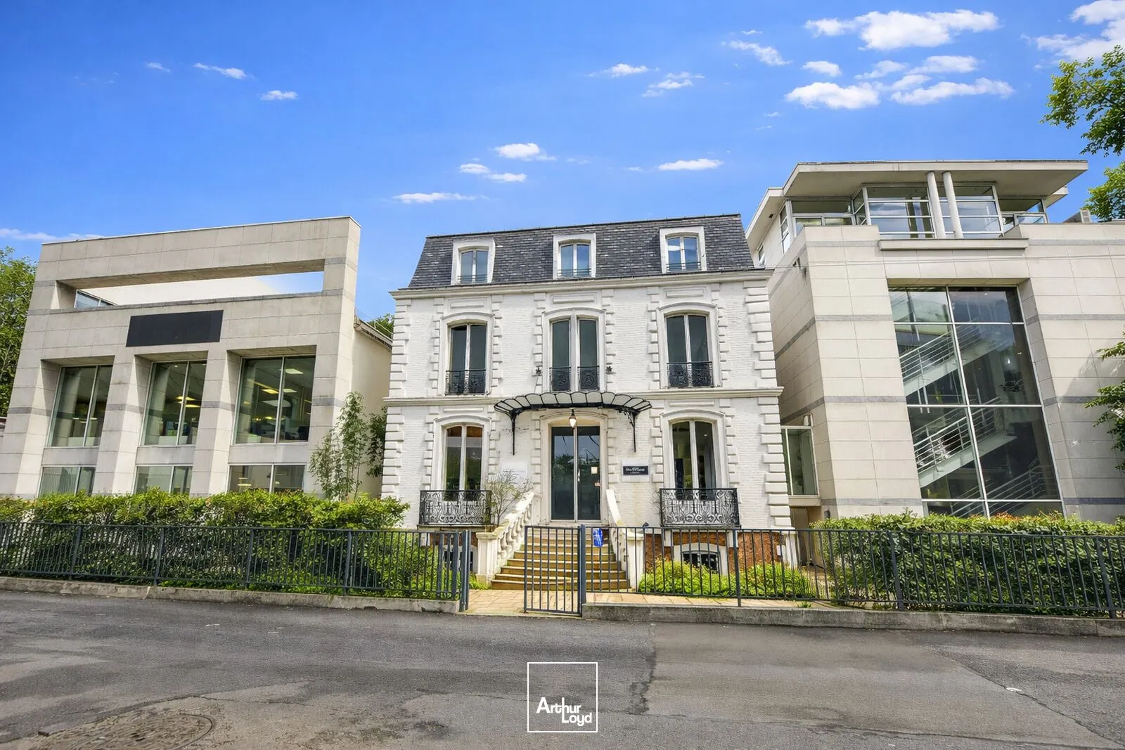 Immeuble exceptionnel de bureaux à acquérir à St Cloud, jardins et terrasses privatifs - Rare sur le secteur