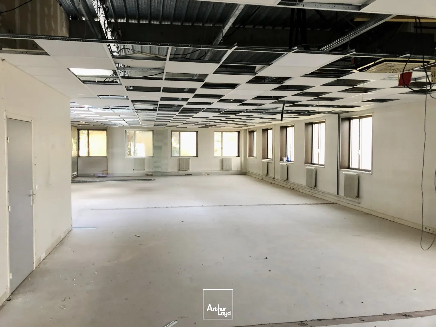 LOTS ACTIVITES A 10 MN DU RER