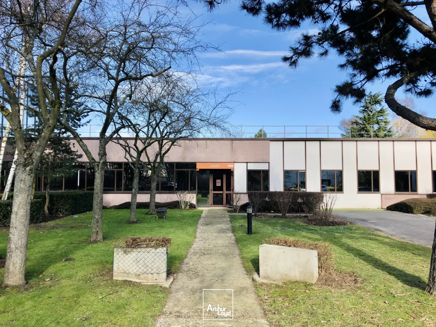 LOTS ACTIVITES A 10 MN DU RER