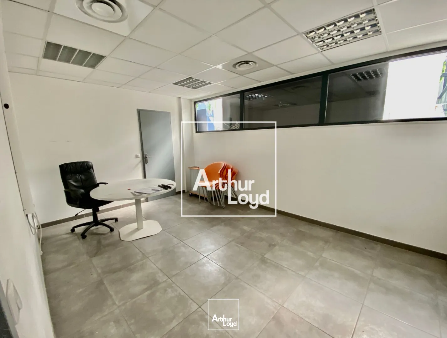 Locaux d'activité à louer - 405 m2 avec bureaux et accès poids lourds - St Jean de Védas