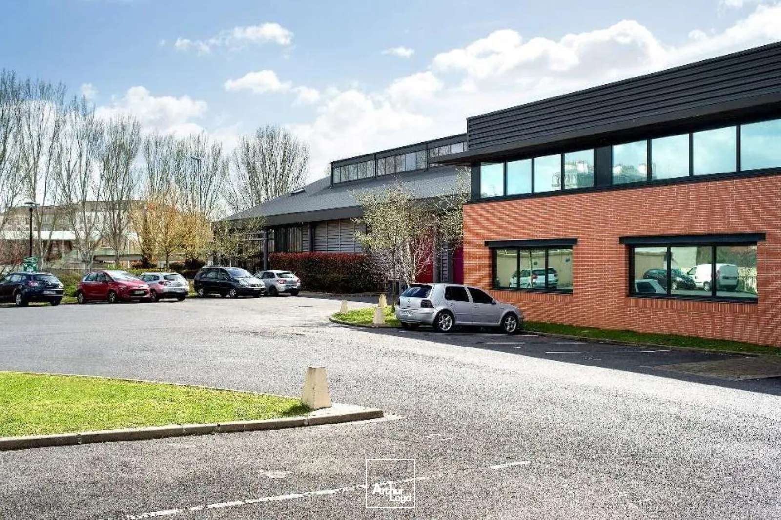 Saint-Denis - A louer 714 m² rénovés : activités/bureaux dans un site d'exception | Proche Carrefour Pleyel, accès optimaux et cadre sécurisé - 10 mn du métro