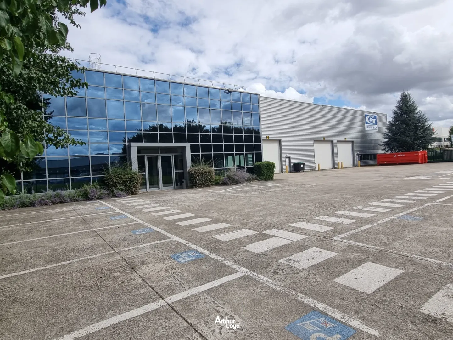 Bâtiment industriel indépendant à louer - 2&nbsp;448 m² - Au pied de l'aéroport Roissy CdG et de la Francilienne - 4 portes 4x4,5 m - 2 ponts roulants - Charges maîtrisées
