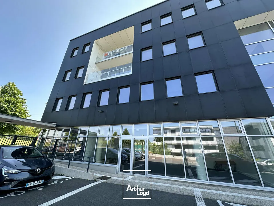 Plateau de bureaux d'environ 275 m2 avec 10 place de parkings - BEZANNES