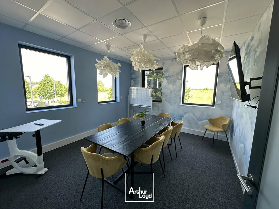 Plateau de bureaux d'environ 275 m2 avec 10 place de parkings - BEZANNES