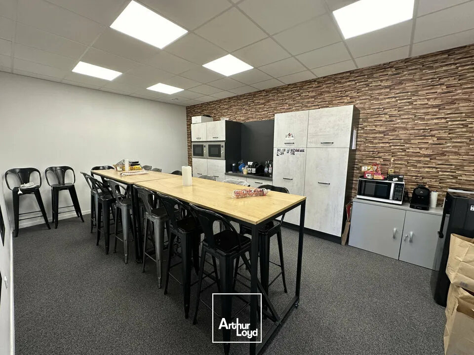 Plateau de bureaux d'environ 275 m2 avec 10 place de parkings - BEZANNES