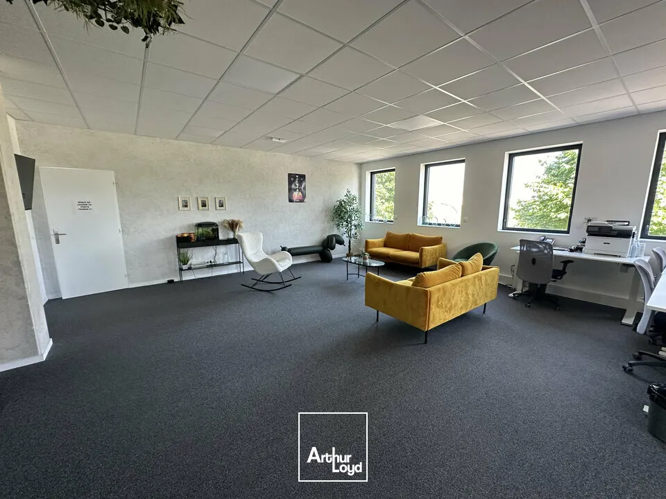 Plateau de bureaux d'environ 275 m2 avec 10 place de parkings - BEZANNES