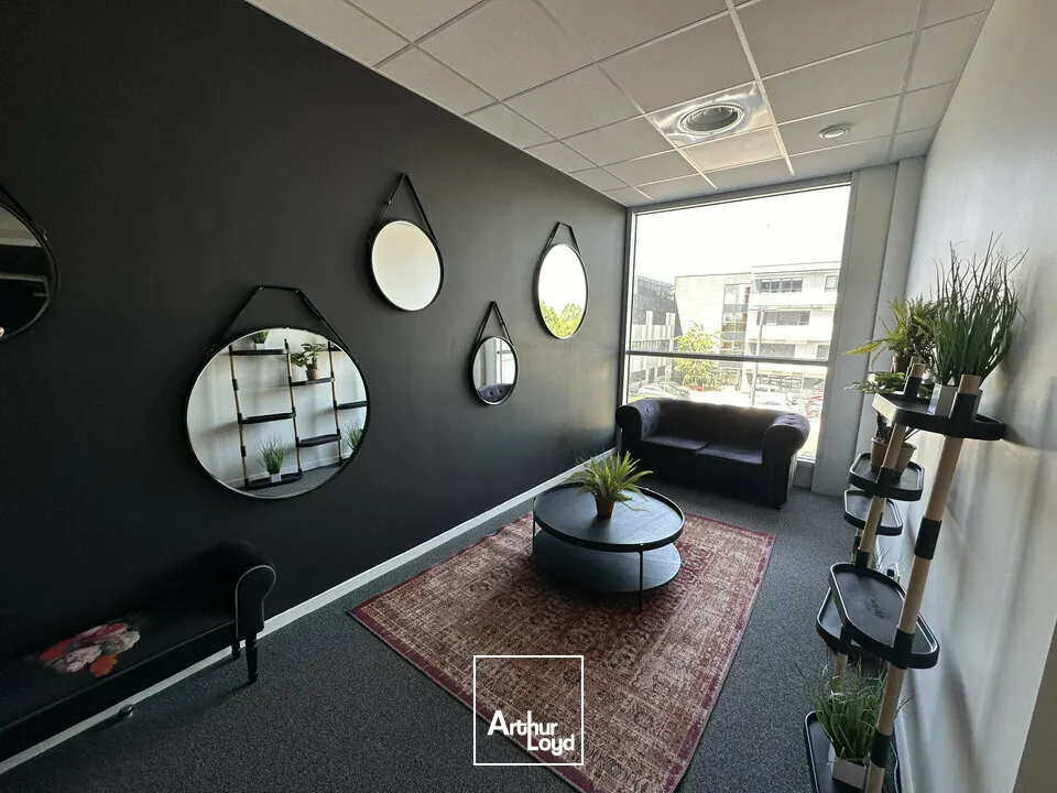 Plateau de bureaux d'environ 275 m2 avec 10 place de parkings - BEZANNES