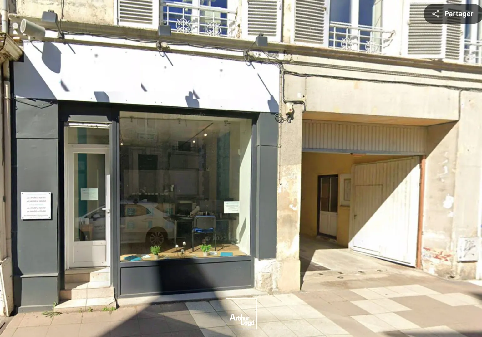 Emplacement n°1 bis - Local commercial lumineux en rez-de-chaussée, d'une surface de 26 m2 environ sur un axe passant, en plein coeur du centre-ville de Soissons - A VENDRE