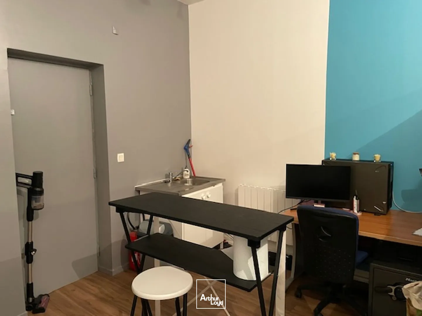 Emplacement n°1 bis - Local commercial lumineux en rez-de-chaussée, d'une surface de 26 m2 environ sur un axe passant, en plein coeur du centre-ville de Soissons - A VENDRE