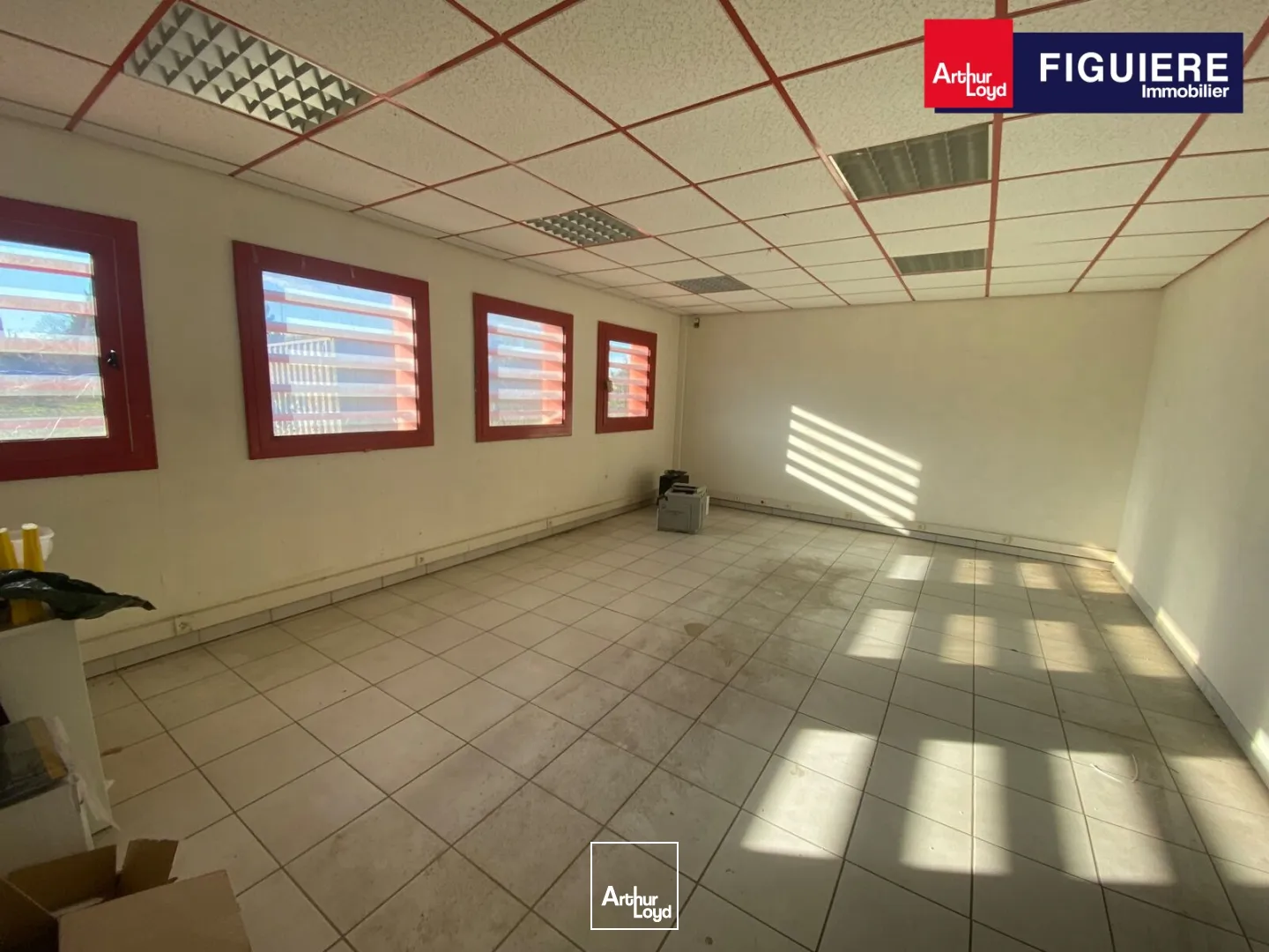 Local d'activités 580m² sur parcelle de 1500m² à louer Lancon-Provence