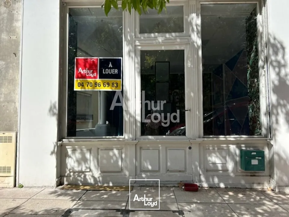 LOCAL COMMERCIAL sur AXE PENETRANT VICHY d'environ 35m2