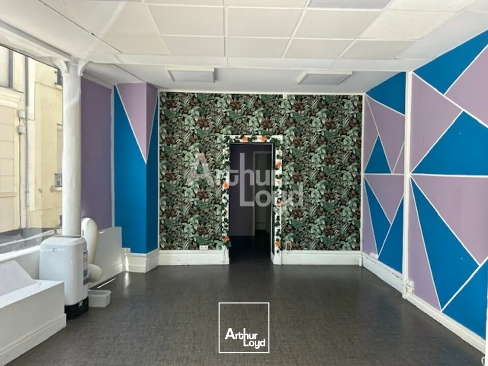 LOCAL COMMERCIAL sur AXE PENETRANT VICHY d'environ 35m2