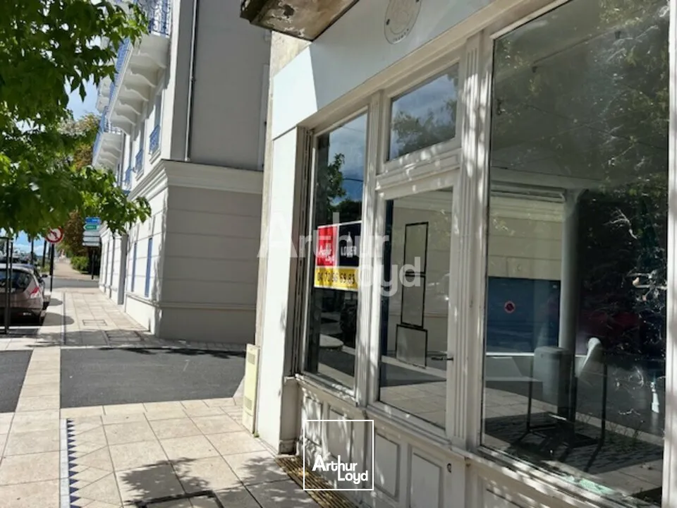 LOCAL COMMERCIAL sur AXE PENETRANT VICHY d'environ 35m2