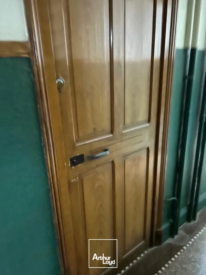 Petite surface en cur de ville - MURS VIDES