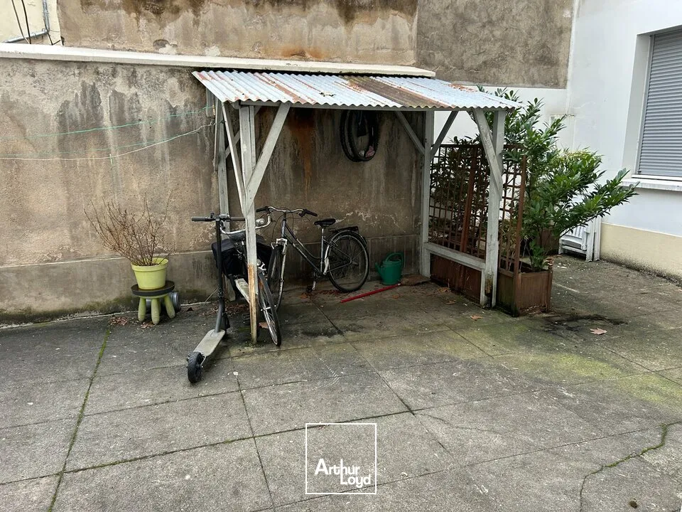 Petite surface en cur de ville - MURS VIDES