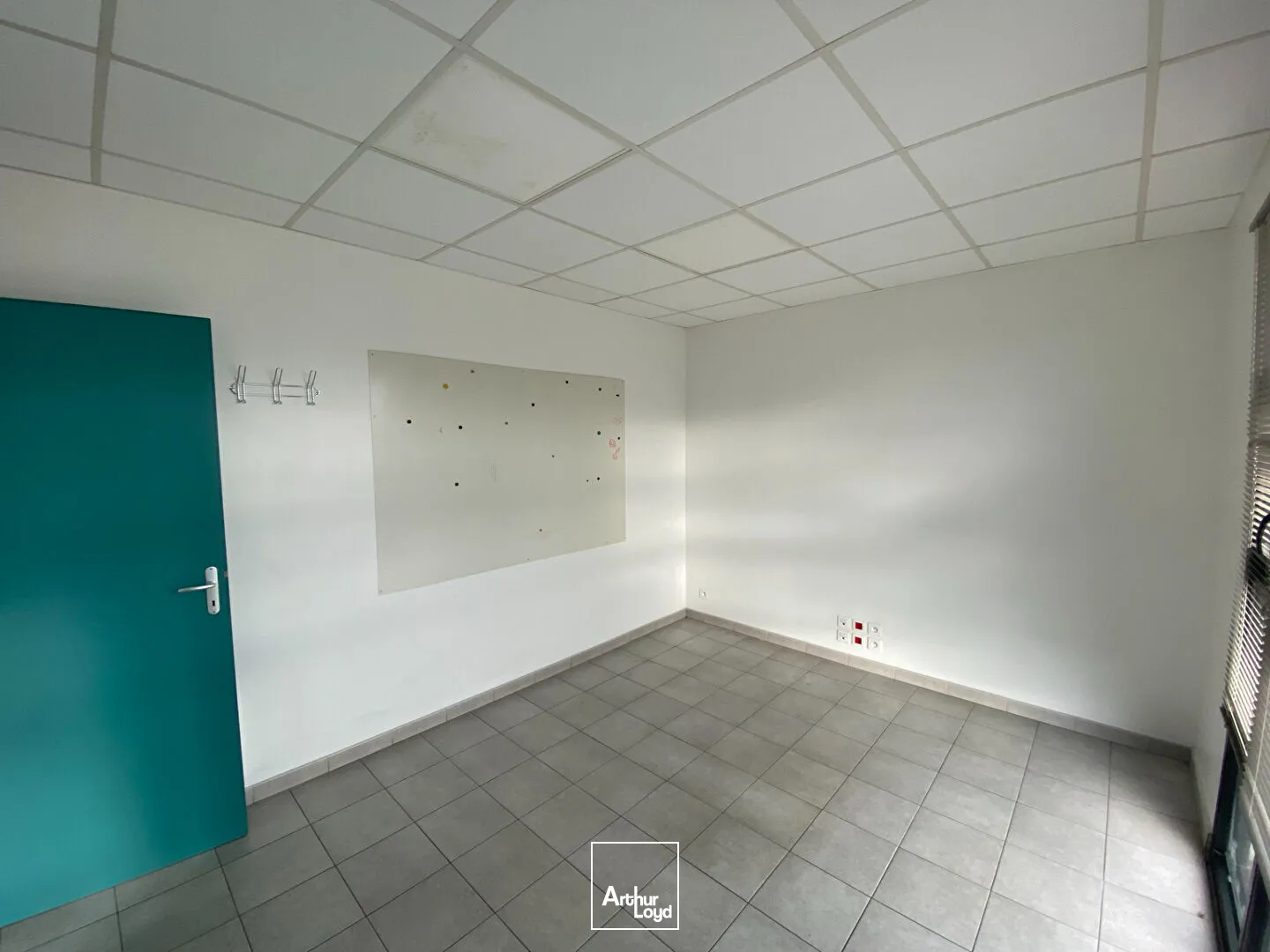 A VENDRE, Local d'activité 630m² environ, emplacement stratégique La Rochelle