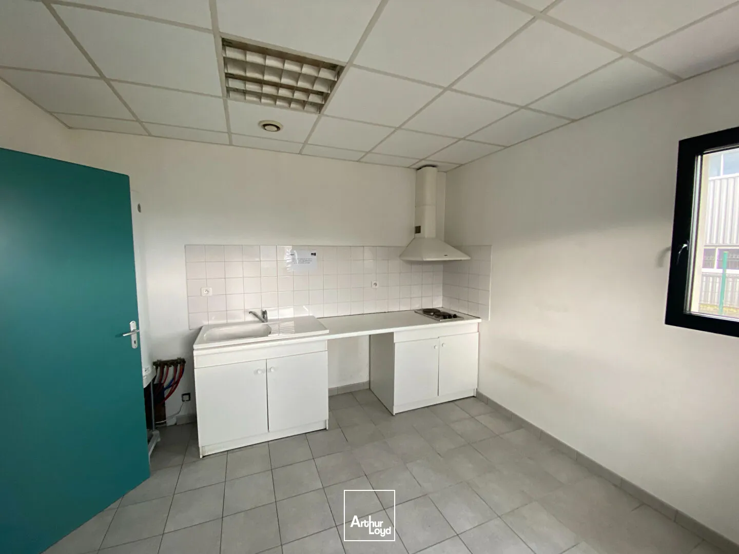 A VENDRE, Local d'activité 630m² environ, emplacement stratégique La Rochelle