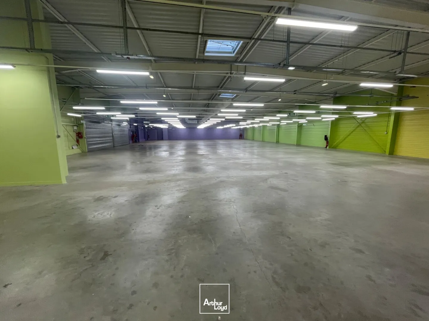 Commerce d'environ 900m2 à louer en zone commerciale