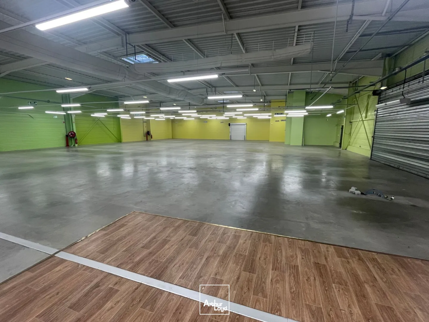 Commerce d'environ 900m2 à louer en zone commerciale