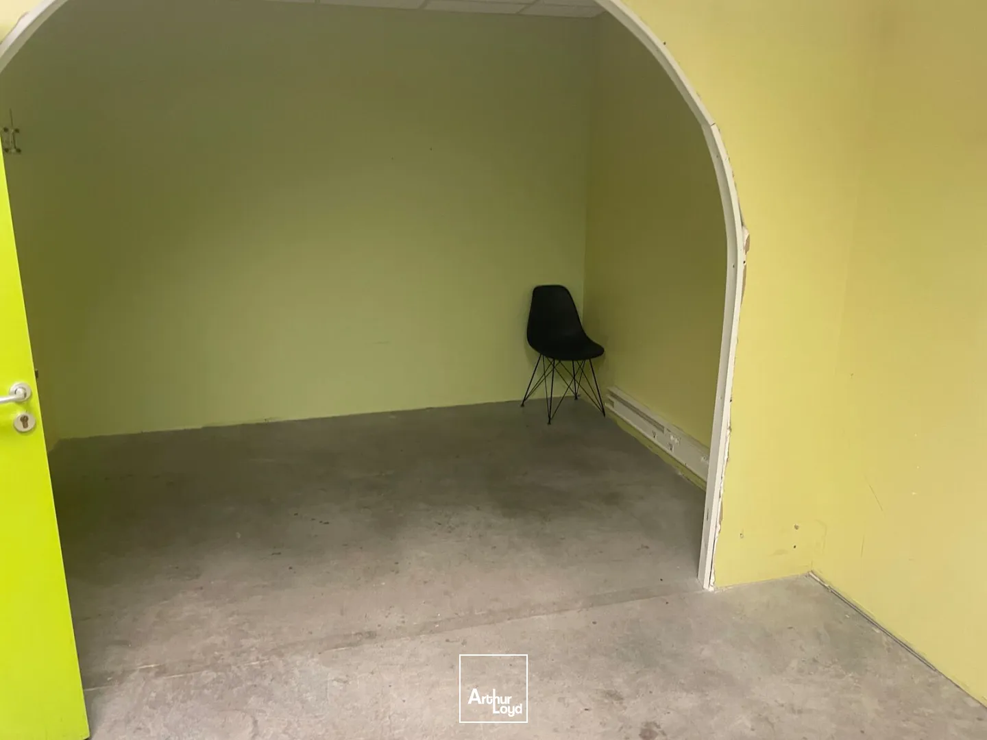 Commerce d'environ 900m2 à louer en zone commerciale