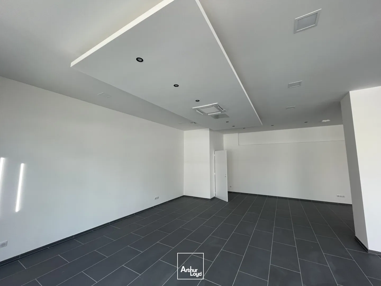 Cellule commerciale de 99m2 dans le centre ville de Saint Sébastien sur Loire.