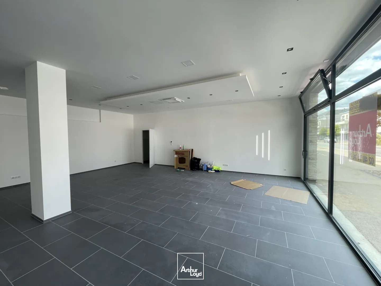 Cellule commerciale de 99m2 dans le centre ville de Saint Sébastien sur Loire.