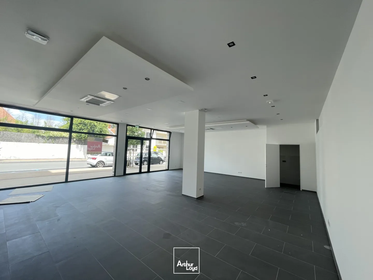 Cellule commerciale de 99m2 dans le centre ville de Saint Sébastien sur Loire.