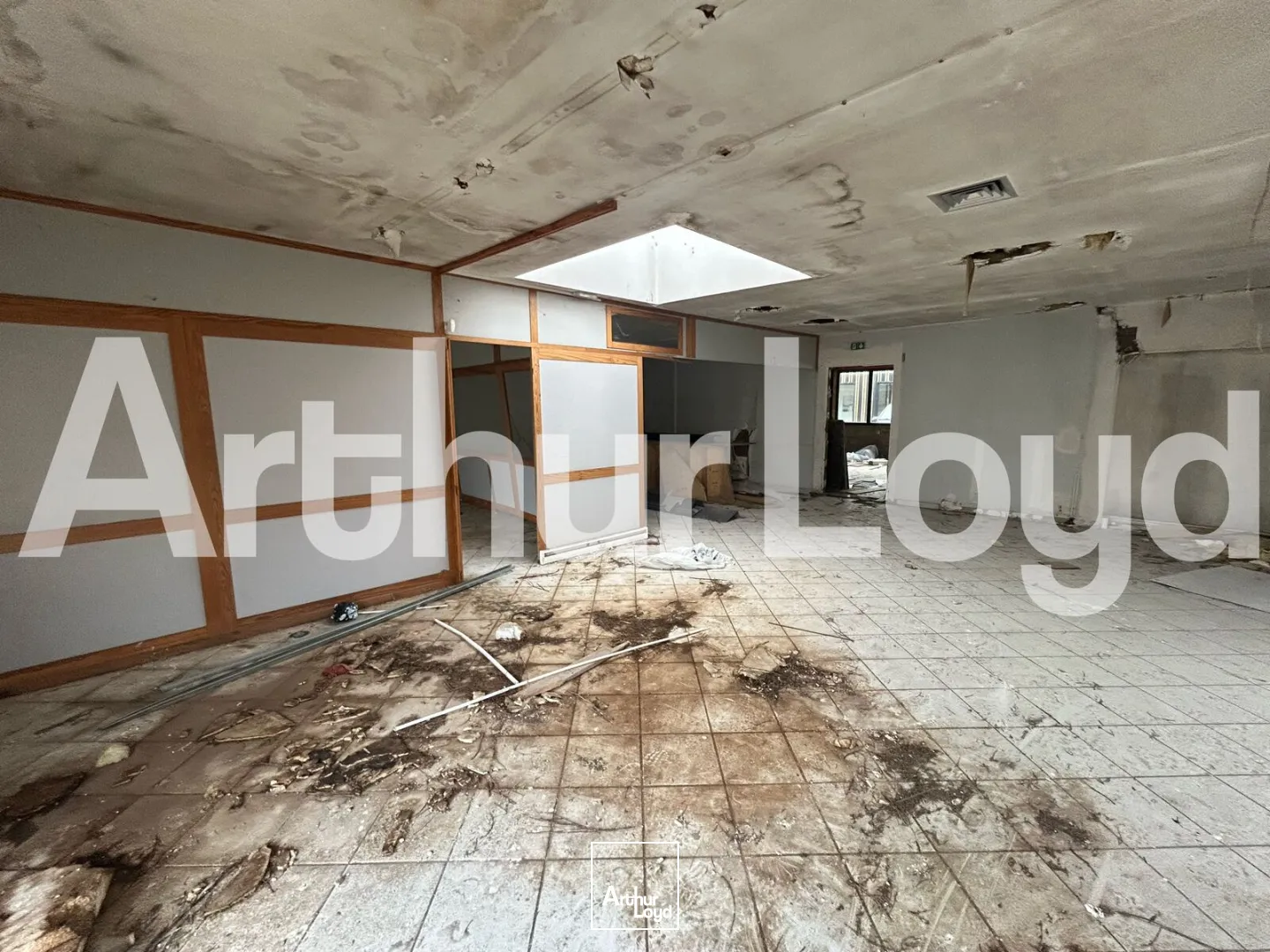 Cellule commerciale livré brut de béton de 375 m² à louer - Emplacement stratégique et forte visibilité