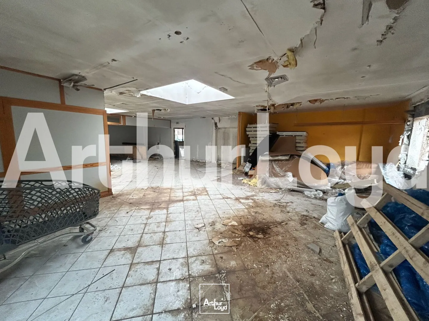 Cellule commerciale livré brut de béton de 375 m² à louer - Emplacement stratégique et forte visibilité