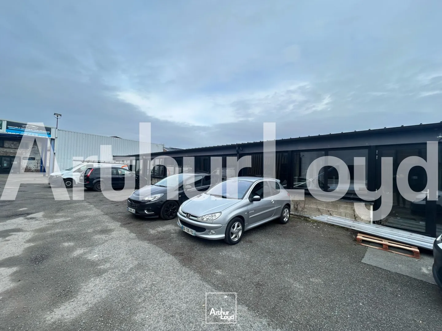 Cellule commerciale livré brut de béton de 375 m² à louer - Emplacement stratégique et forte visibilité