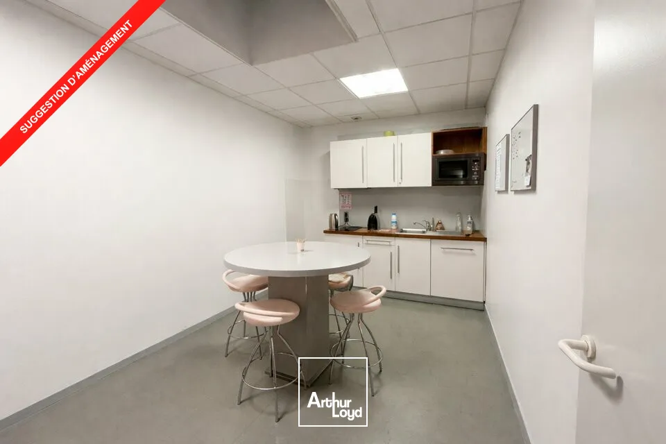 SAINT CYR SUR LOIRE BUREAUX A LOUER 700 M² PARKINGS SHOW ROOM POSSIBLE