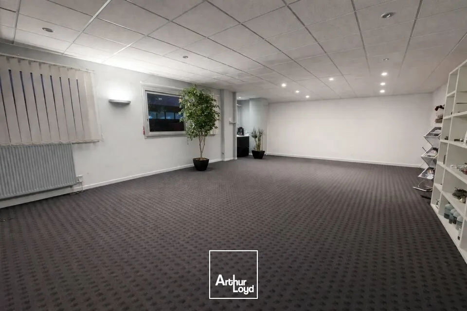 SAINT CYR SUR LOIRE BUREAUX A LOUER 700 M² PARKINGS SHOW ROOM POSSIBLE