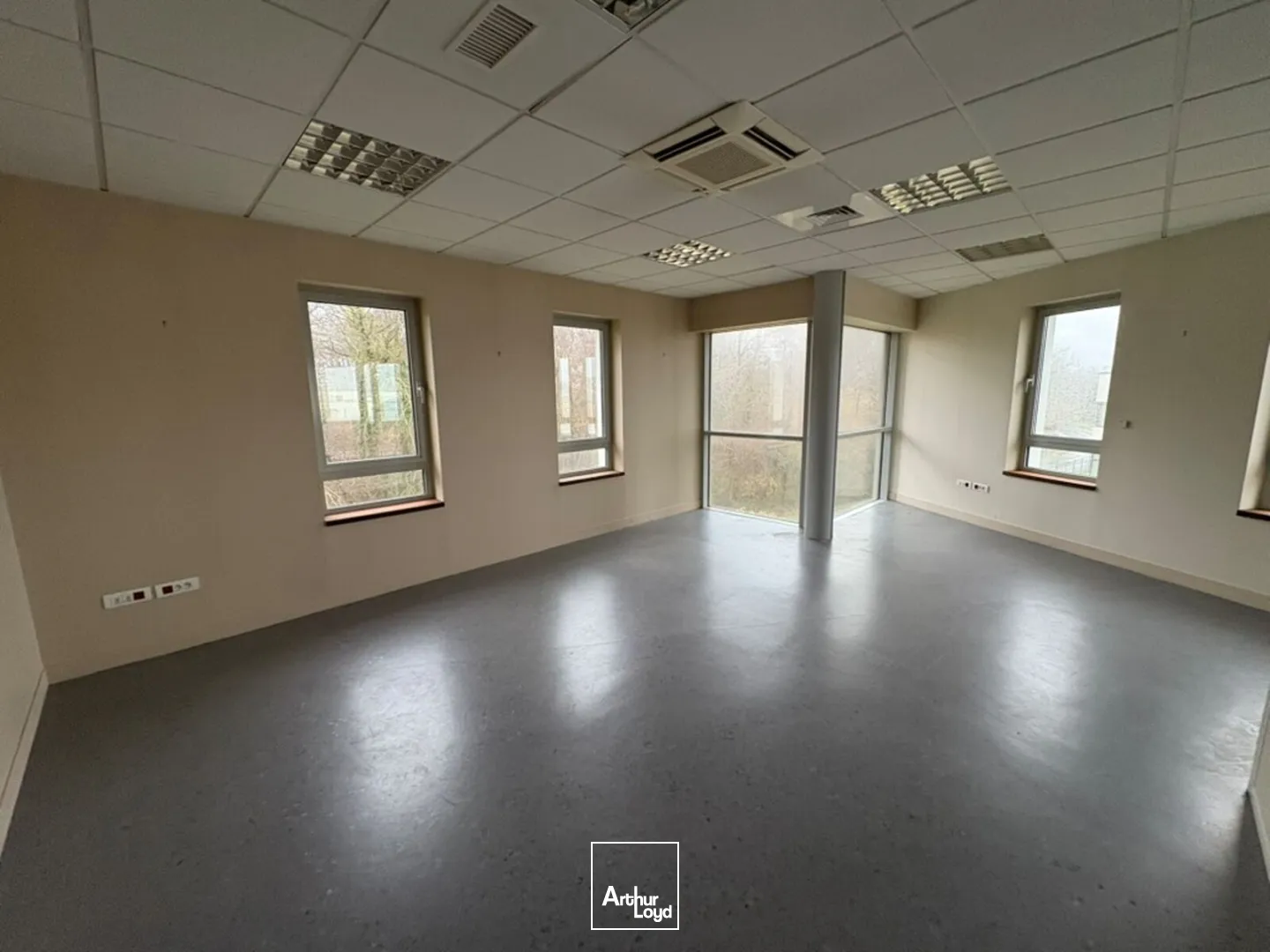 A LOUER BUREAUX 488 M2 AGNETZ