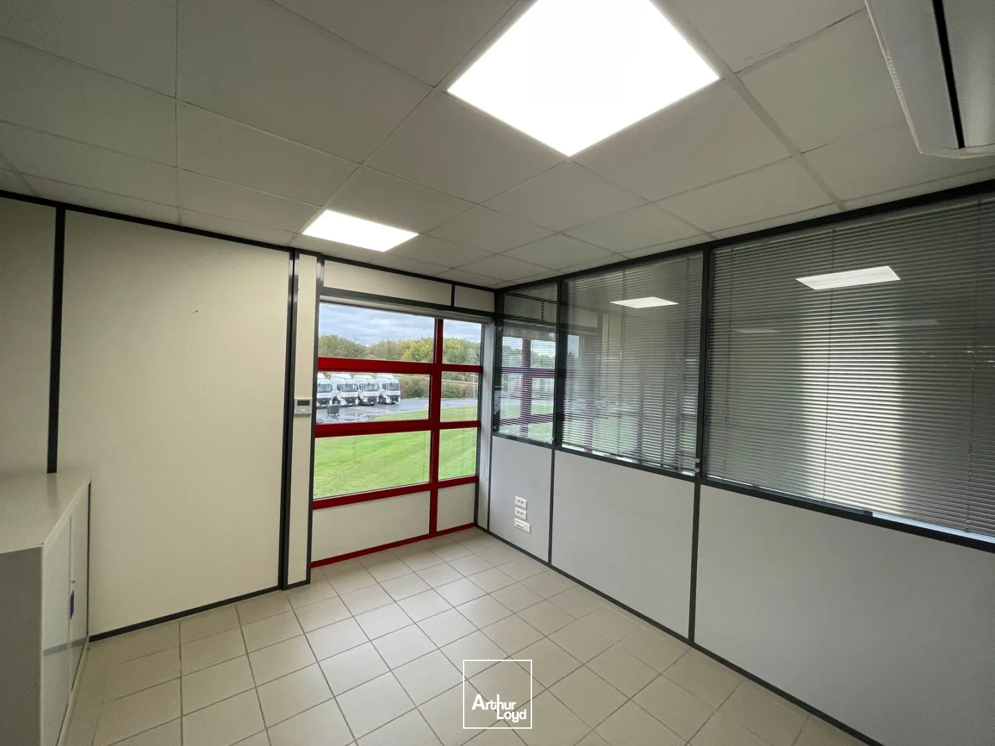 A LOUER - BUREAUX 900 M2 - LONGUEIL SAINTE MARIE (60) ENTRÉE AUTOROUTE A1