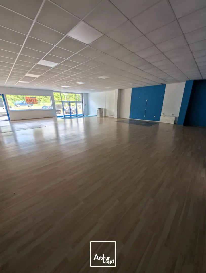 Location local commercial avec parking surface 189 m2 Trith-Saint-Léger