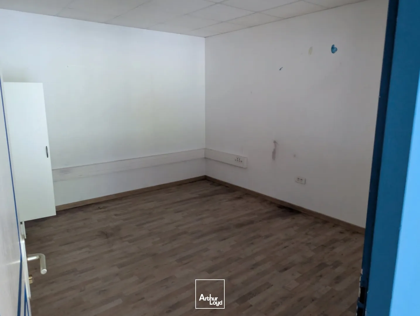 Location local commercial avec parking surface 189 m2 Trith-Saint-Léger