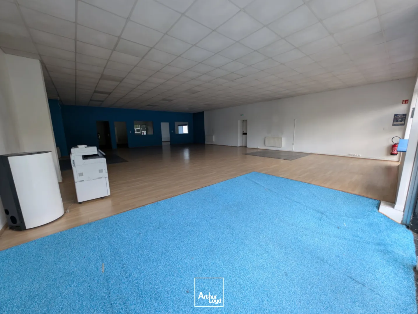 Location local commercial avec parking surface 189 m2 Trith-Saint-Léger